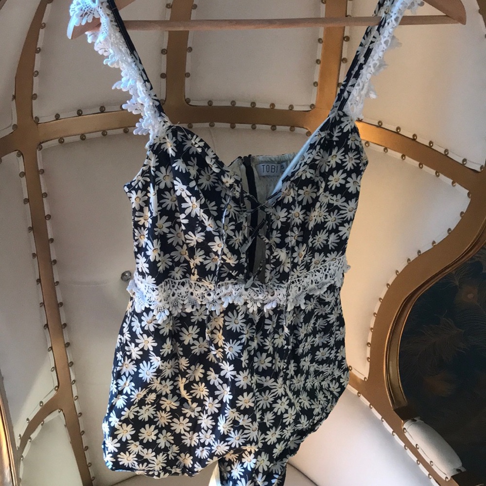 Daisy lace lined romper